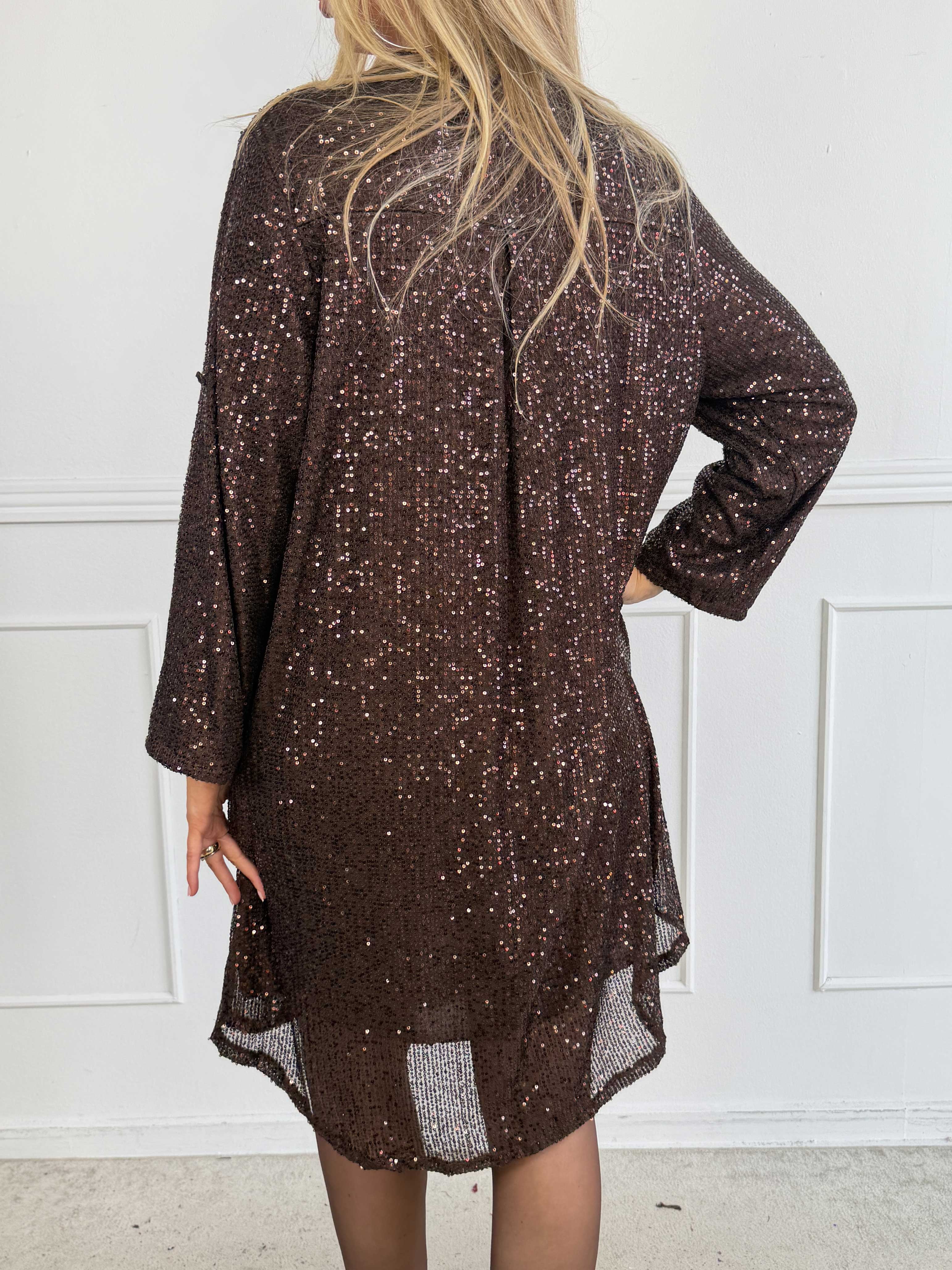 Ebba Glitter - Paljettklänning med knappar vid urringningen som ger en elegant look